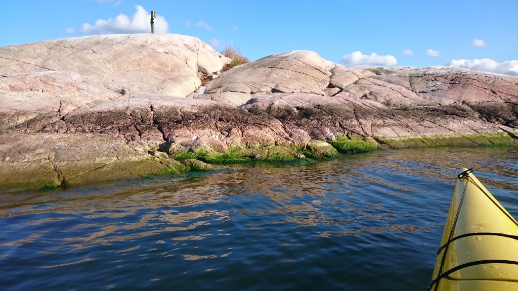 2015-09-12_16.56.08_SonyD6603.JPG - Kaksi suorirriä rannassa, lähestytään...
Bådan, Kemiönsaari.