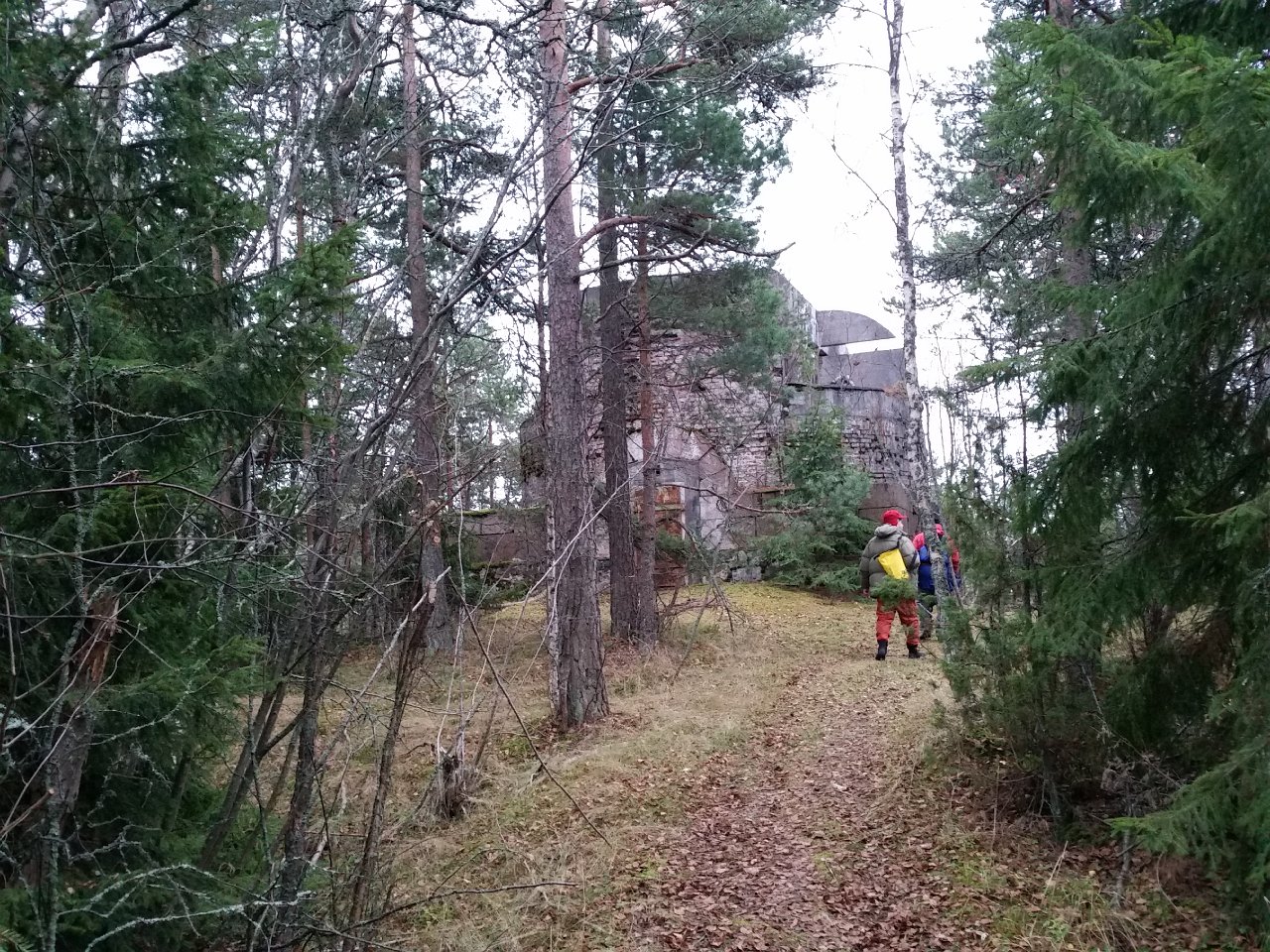 20141114_141242.jpg - Glosholmen. Majakan rauniot, sittemmin tulenjohtotorni.