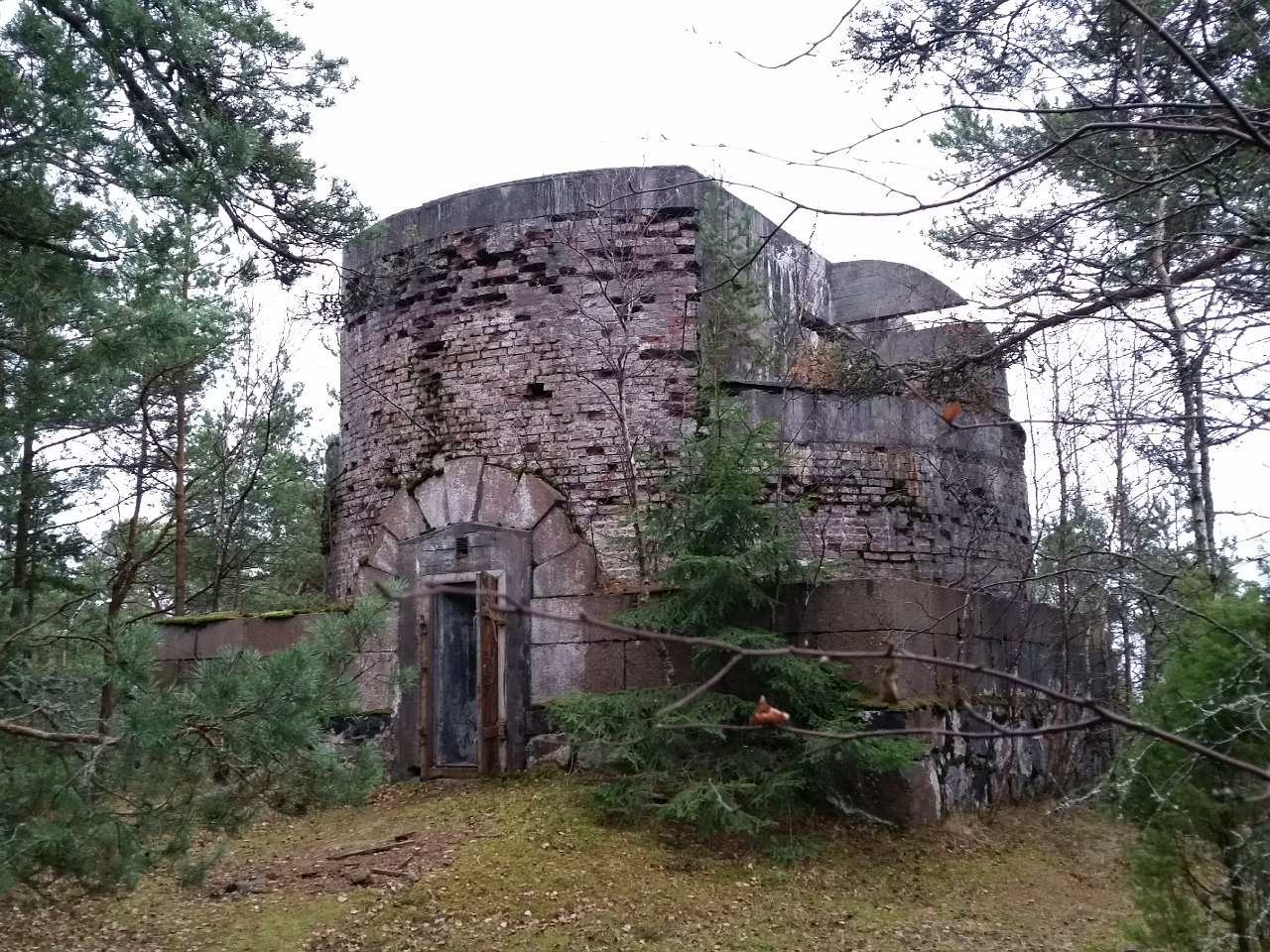 20141114_141318.jpg - Glosholmen. Majakan rauniot, sittemmin tulenjohtotorni.